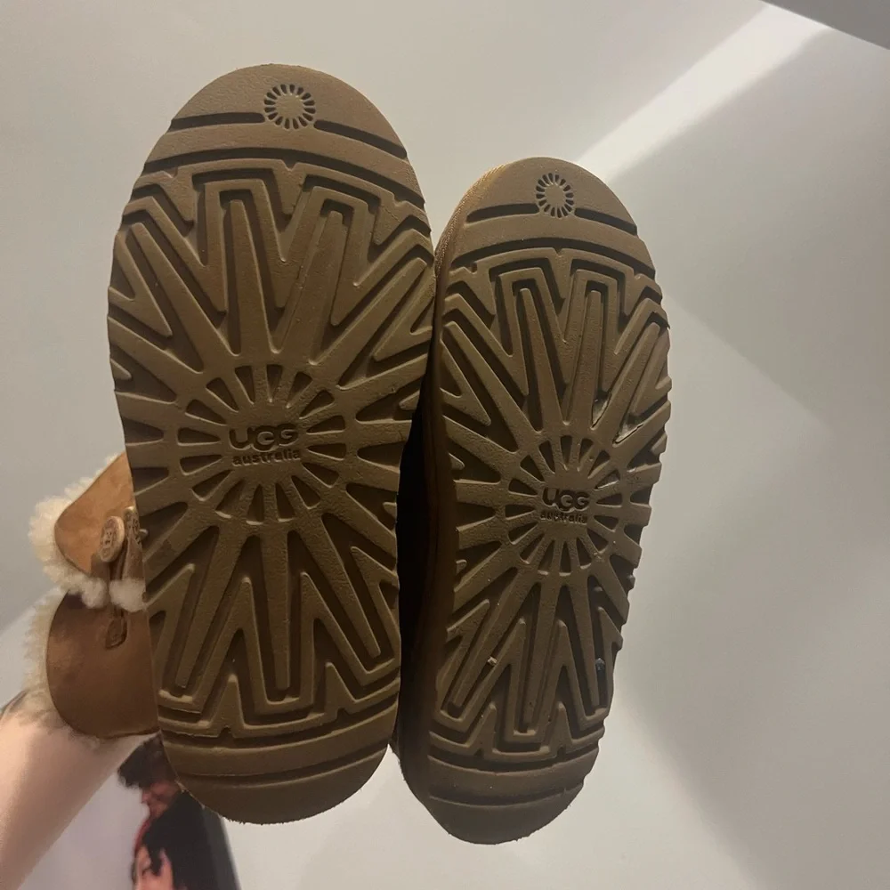 UGGS - Picture 4 of 4
